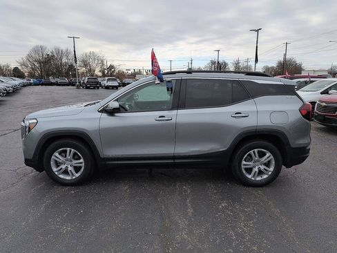 Used 2023 GMC Terrain SLE w/ Driver Convenience Package image 4