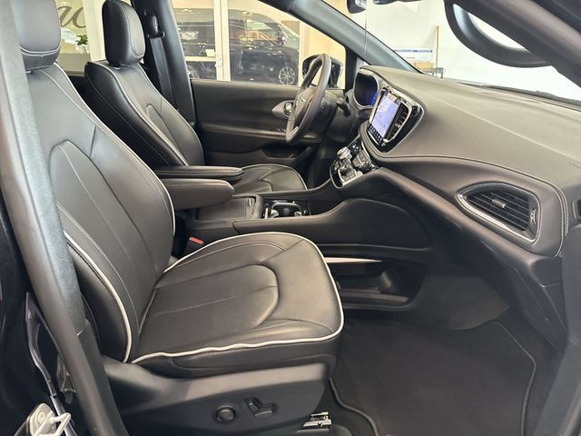 Used 2026 Chrysler Pacifica Limited FWD image 18