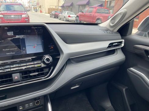 Used 2022 Toyota Highlander Platinum image 8