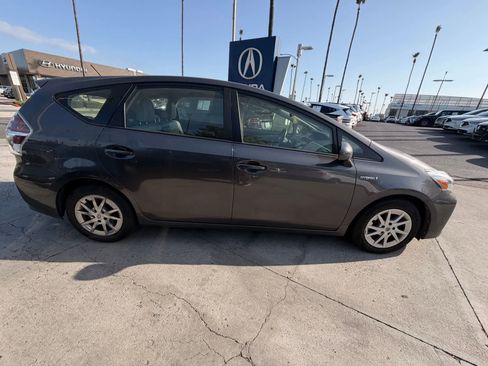 Used 2016 Toyota Prius V Four FWD image 4