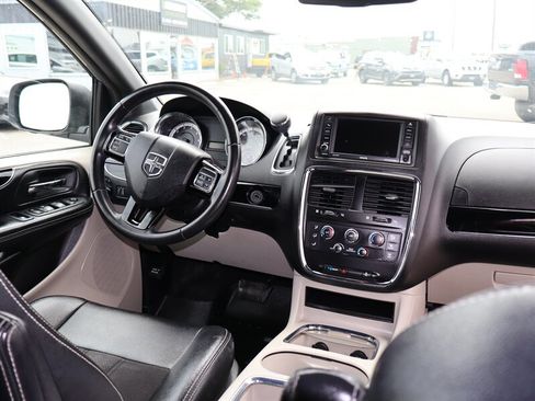 Used 2019 Dodge Grand Caravan SXT FWD image 18