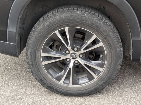 Used 2019 Toyota Highlander LE FWD image 11