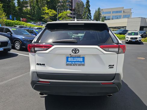 Used 2022 Toyota RAV4 XLE w/ XLE Grade Weather Package AWD/4WD image 4