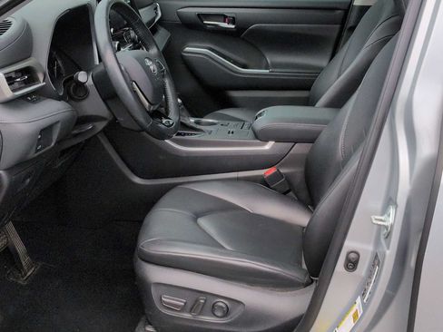 Used 2021 Toyota Highlander XLE FWD image 17
