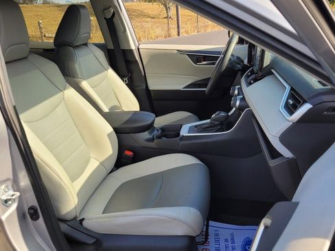 Used 2021 Toyota RAV4 XLE Premium image 15
