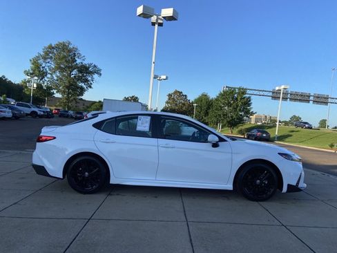 Used 2025 Toyota Camry SE FWD image 16