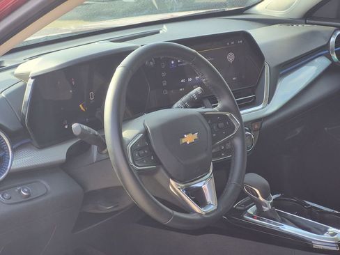 Used 2025 Chevrolet Trax LT w/ LT Convenience Package FWD image 14