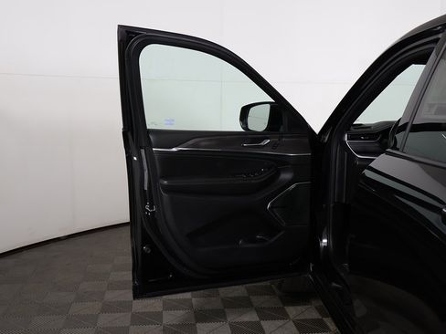 Used 2022 Jeep Grand Cherokee Overland w/ Luxury Tech Group IV image 24