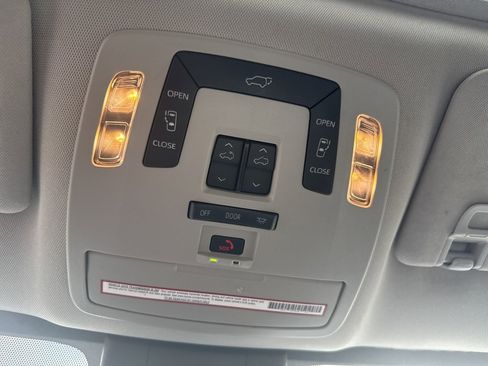 Used 2021 Toyota Sienna XLE image 18