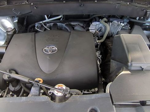 Used 2019 Toyota Highlander XLE image 37