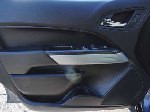 Used 2022 Chevrolet Colorado LT w/ LT Convenience Package image 9