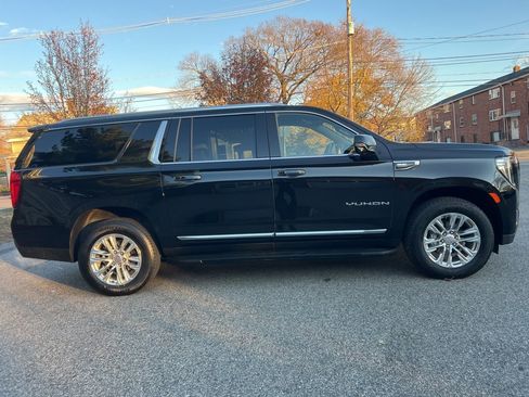 Used 2024 GMC Yukon XL SLT w/ SLT Premium Package image 6