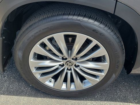Used 2024 Toyota Highlander Platinum FWD image 10