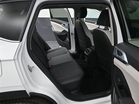 Used 2025 Volkswagen Taos SE w/ Panoramic Sunroof Package image 33