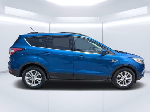 Used 2017 Ford Escape SE w/ Equipment Group 201A FWD image 2
