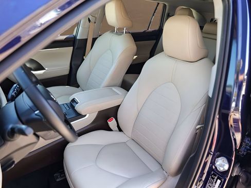 Used 2021 Toyota Highlander XLE FWD image 7