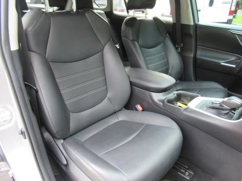 Used 2022 Toyota RAV4 XLE Premium AWD/4WD image 9