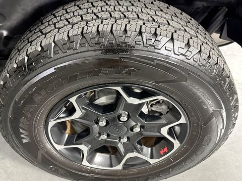 Used 2021 Jeep Wrangler Sport image 32