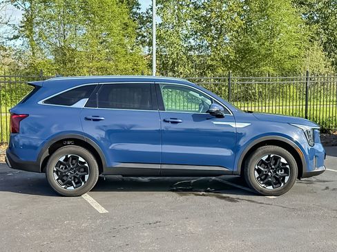 Used 2025 Kia Sorento S w/ Panoramic Sunroof Package image 2