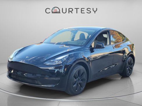 Used 2025 Tesla Model Y Long Range image 1