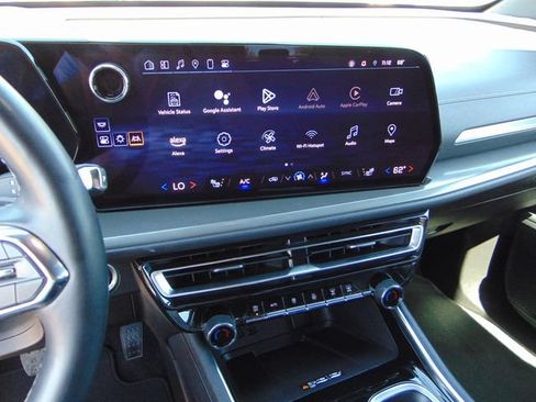 Used 2024 Chevrolet Traverse LT AWD/4WD image 12