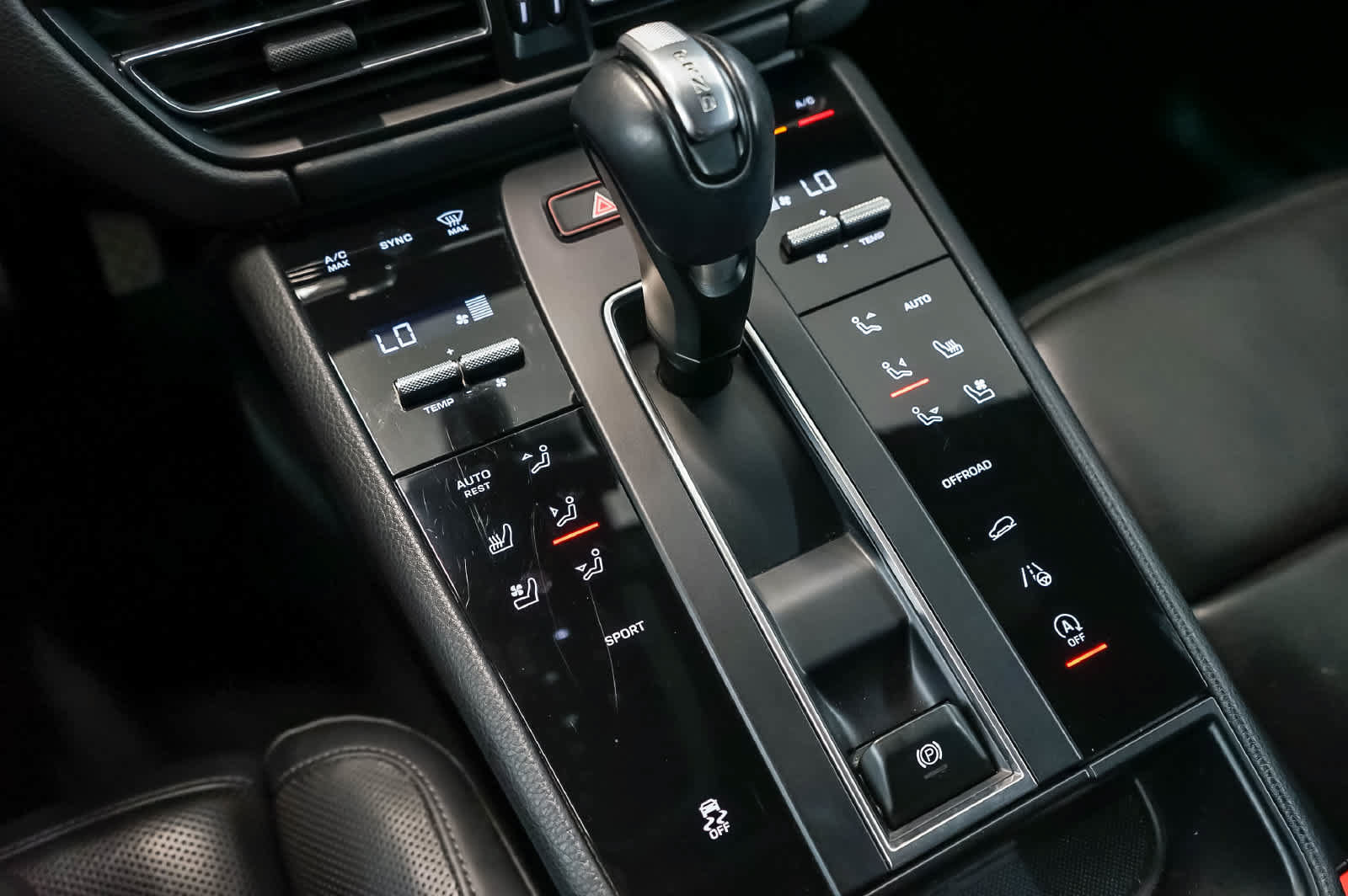 Certified 2024 Porsche Macan AWD/4WD image 25