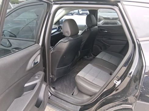 Used 2025 Chevrolet Trax LT w/ LT Convenience Package FWD image 8