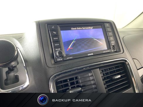 Used 2019 Dodge Grand Caravan SE w/ UConnect Hands-Free Group FWD image 2