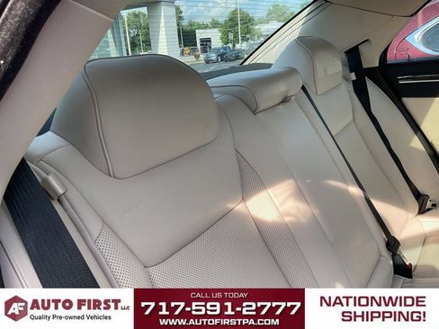 Used 2018 Chrysler 300 Limited RWD image 12