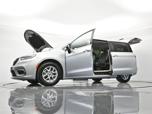 Used 2023 Chrysler Pacifica Touring-L FWD image 48