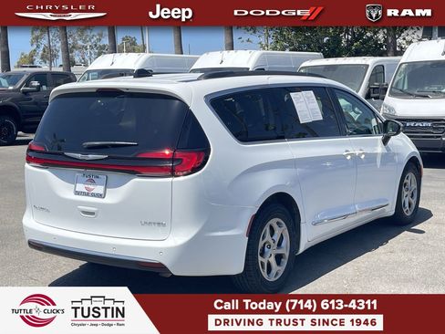 Used 2023 Chrysler Pacifica Limited FWD image 12