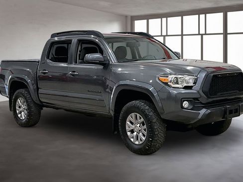 Used 2017 Toyota Tacoma SR5 w/ Tow Package AWD/4WD image 11