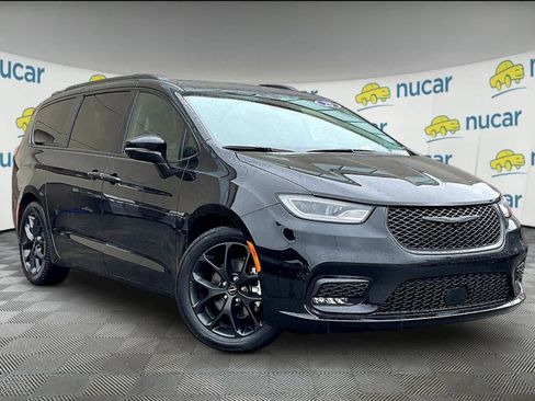 Used 2025 Chrysler Pacifica Limited FWD image 1