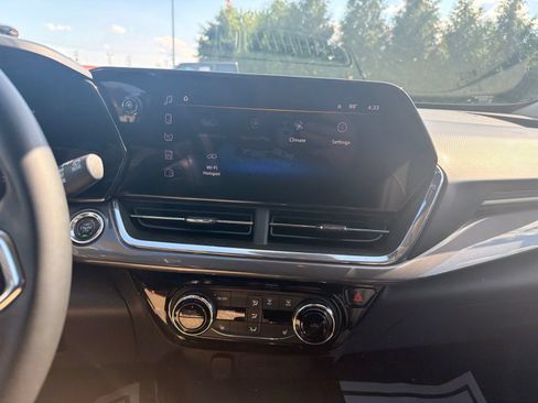 Used 2024 Chevrolet Trax ACTIV w/ Sunroof Package FWD image 11