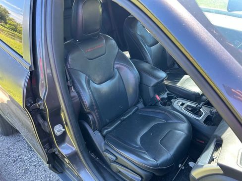 Used 2016 Jeep Cherokee Trailhawk w/ Leather Interior Group AWD/4WD image 16
