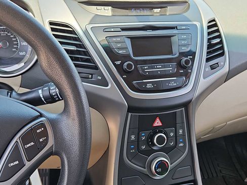 Used 2014 Hyundai Elantra SE image 25