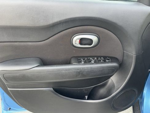 Used 2018 Kia Soul + image 12