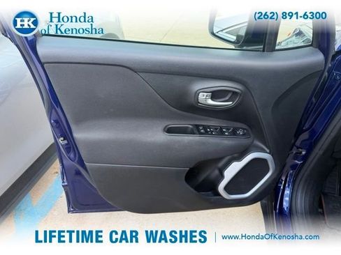 Used 2021 Jeep Renegade Latitude FWD image 9