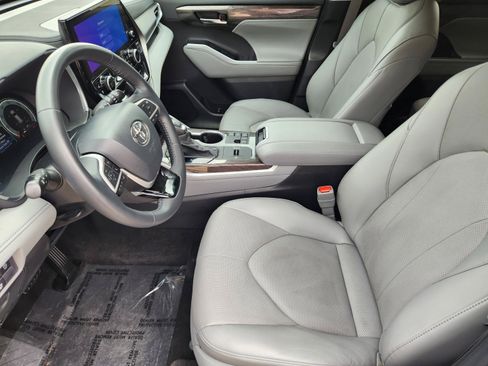 Used 2024 Toyota Highlander Limited FWD image 32