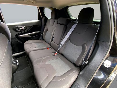 Used 2021 Jeep Cherokee Latitude FWD image 21