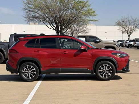 Certified 2024 Toyota Corolla Cross SE image 3