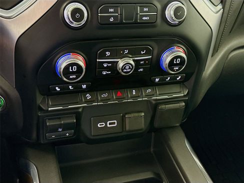 Used 2022 GMC Sierra 1500 SLT w/ SLT Premium Package AWD/4WD image 9
