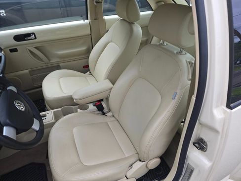 Used 2009 Volkswagen Beetle S FWD image 3