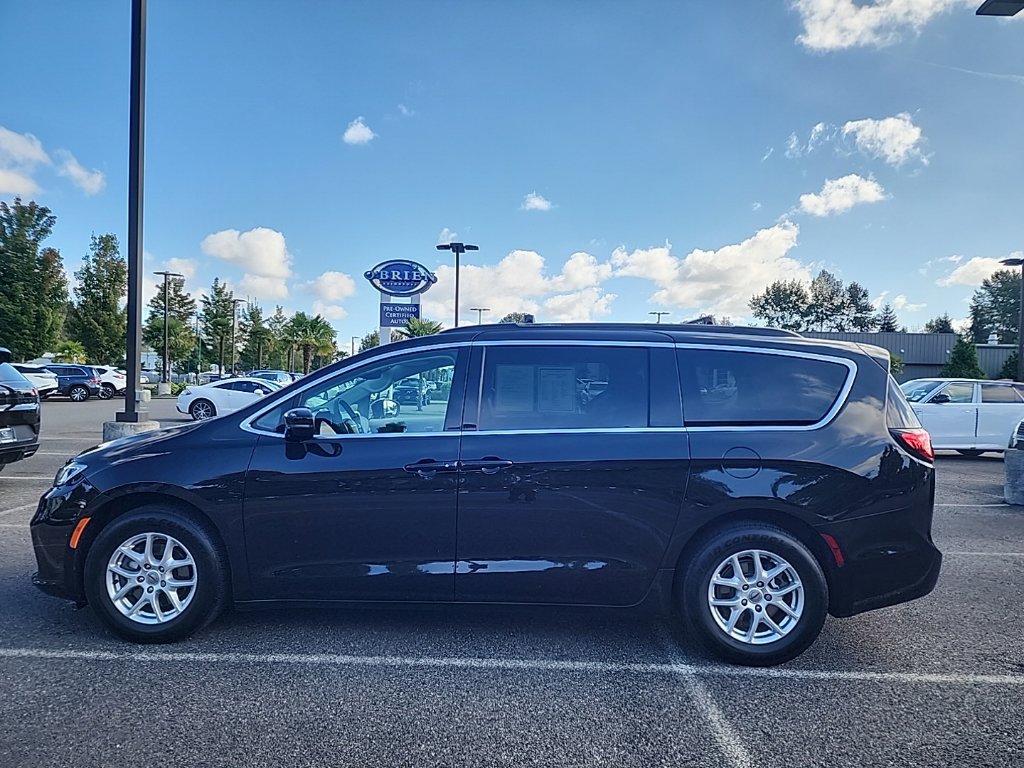 Used 2022 Chrysler Pacifica Touring-L FWD image 2