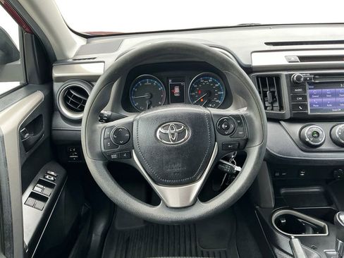 Used 2018 Toyota RAV4 LE FWD image 18