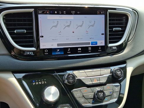 Used 2022 Chrysler Pacifica Touring-L image 15