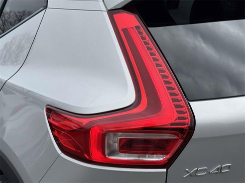 Used 2025 Volvo XC40 B5 Plus image 8