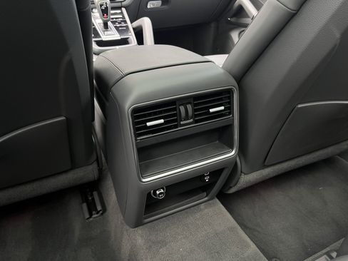 Certified 2022 Porsche Cayenne Platinum Edition image 24