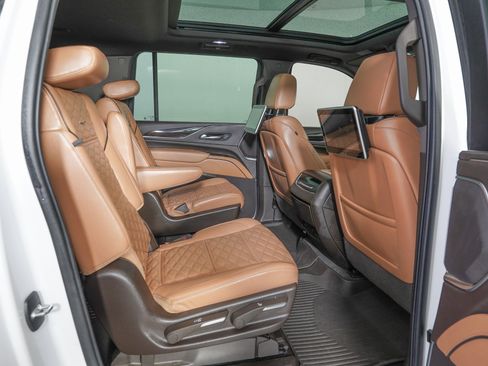 Used 2022 Cadillac Escalade ESV Premium Luxury w/ LPO, Radiant Package image 10