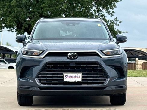 Used 2025 Toyota Grand Highlander AWD image 2